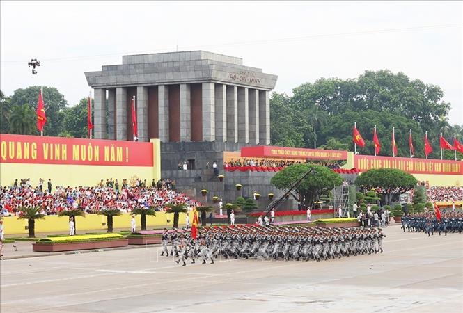 Khối chiến sĩ Đặc nhiệm dù diễu qua Lễ đài. Ảnh: TTXVN