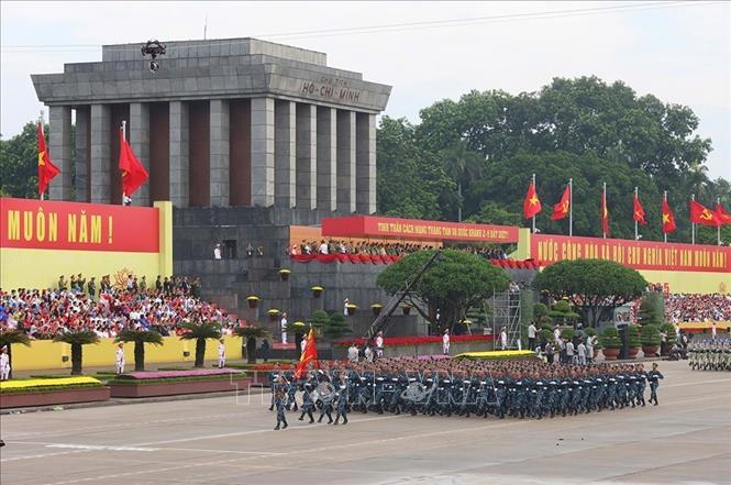 Khối lực lượng Tác chiến không gian mạng diễu qua Lễ đài. Ảnh: TTXVN