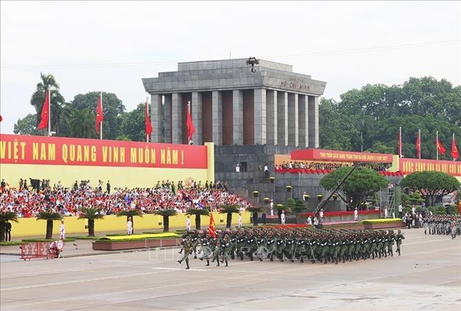 Khối chiến sĩ Pháo binh diễu qua Lễ đài. Ảnh: TTXVN