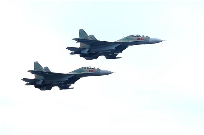 Máy bay tiêm kích Su-30MK2 của lực lượng Không quân trình diễn trên bầu trời Hà Nội. Ảnh: An Đăng - TTXVN