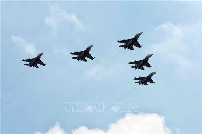 Biên đội máy bay tiêm kích Su-30MK2 của lực lượng Không quân trình diễn trên bầu trời Hà Nội. Ảnh: Phạm Hậu - TTXVN