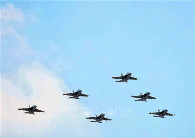 Màn trình diễn của biên đội 6 máy bay huấn luyện YAK-130 của Không quân nhân dân trên bầu trời Hà Nội. Ảnh: Phạm Hậu - TTXVN