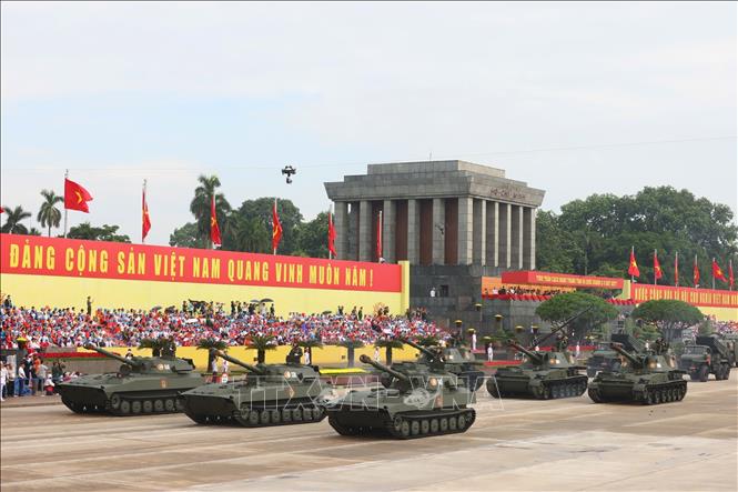 Khối pháo tự hành bánh xích bọc thép Su-152 diễu qua lễ đài. Ảnh: Quốc Khánh - TTXVN