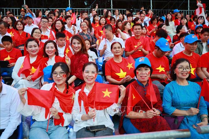 Đông đảo nhân dân đến dự lễ tổng duyệt. Ảnh: Trương Văn Vi - TTXVN