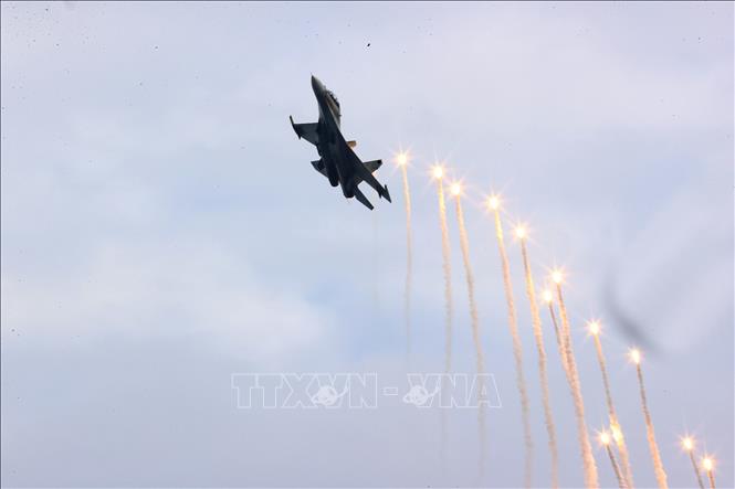 Màn trình diễn phun bẫy nhiệt của máy bay tiêm kích Su-30MK2 trên bầu trời Hà Nội. Ảnh: Huy Hùng - TTXVN