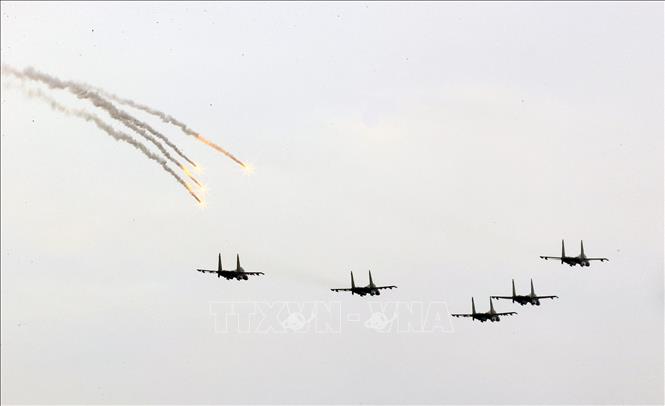 Màn trình diễn phun bẫy nhiệt của máy bay tiêm kích Su-30MK2 trên bầu trời Hà Nội. Ảnh: Huy Hùng - TTXVN
