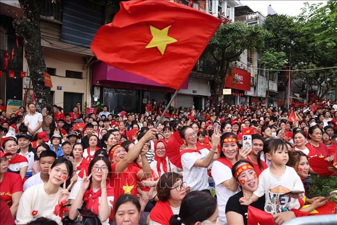 Người dân đứng hai bên đường Nguyễn Thái Học, Cửa Nam, Tràng Thi chào đón đoàn diễu binh, diễu hành. Ảnh: Công Đạt - TTXVN