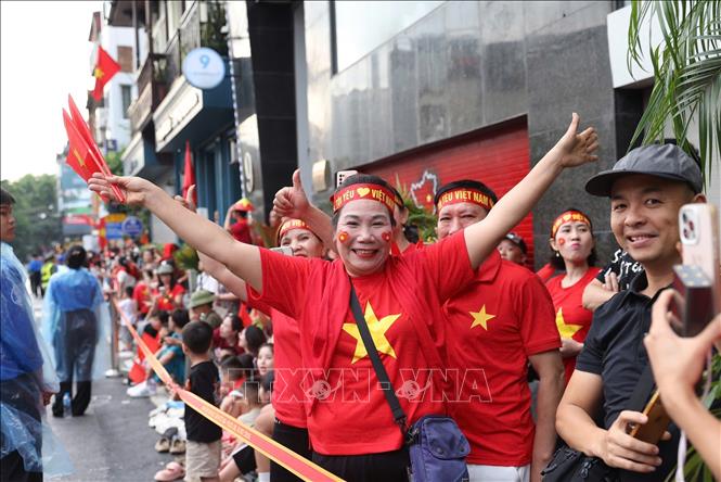 Người dân đứng hai bên đường Nguyễn Thái Học, Cửa Nam, Tràng Thi chào đón đoàn diễu binh, diễu hành. Ảnh: Công Đạt - TTXVN
