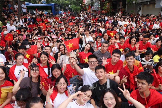 Người dân đứng hai bên đường Nguyễn Thái Học, Cửa Nam, Tràng Thi chào đón đoàn diễu binh, diễu hành. Ảnh: Công Đạt - TTXVN