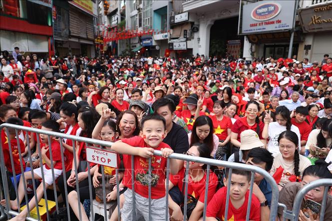 Người dân đứng hai bên đường Nguyễn Thái Học, Cửa Nam, Tràng Thi chào đón đoàn diễu binh, diễu hành. Ảnh: Công Đạt - TTXVN