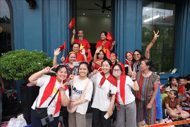 Người dân chào đón đoàn diễu binh, diễu hành. Ảnh: Công Đạt - TTXVN