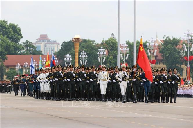 Quân đội Trung Quốc diễu binh diễu hành. Ảnh: Hoàng Hà - TTXVN