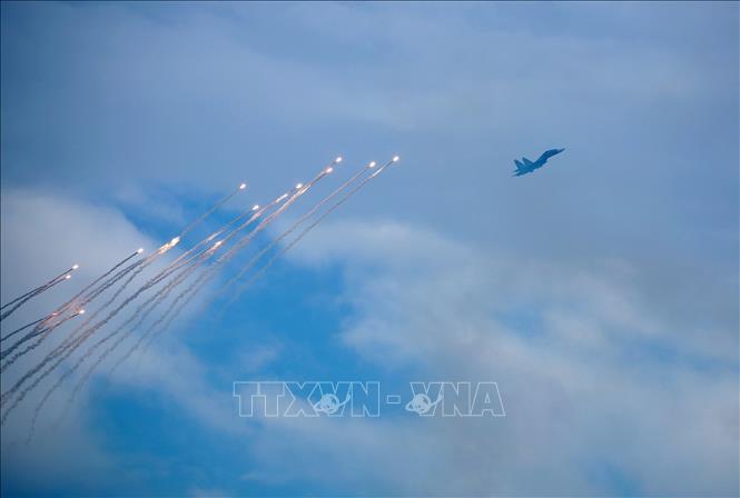 Màn trình diễn phun bẫy nhiệt của máy bay tiêm kích Su-30MK2 trên bầu trời Hà Nội. Ảnh: Dương Giang - TTXVN