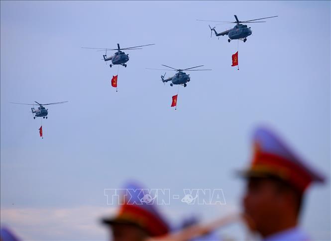 Mở đầu cuộc diễu binh, diễu hành là biên đội máy bay trực thăng của Không quân nhân dân mang theo cờ Đảng, cờ Tổ quốc bay qua khu vực Quảng trường Ba Đình. Ảnh: Dương Giang - TTXVN