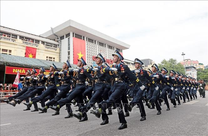 Khối sĩ quan Cảnh sát biển diễu binh qua đường Lê Duẩn, đoạn ga Hà Nội. Ảnh: Trần Việt - TTXVN