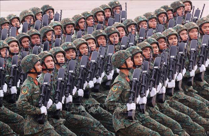 Khối chiến sĩ Tác chiến điện tử diễu qua Lễ đài. Ảnh: Văn Điệp - TTXVN