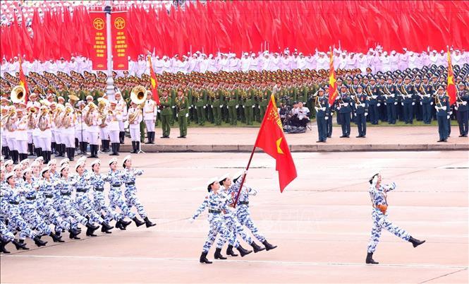 Khối nữ sĩ quan Quân y diễu qua Lễ đài. Ảnh: Văn Điệp - TTXVN