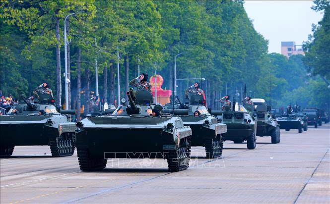 Xe thiết giáp chiến đấu bộ binh lội nước BMP-1, BMP-2 có tính năng chiến đấu hiệu quả cả trên bộ, dưới nước. Ảnh: Dương Giang-TTXVN