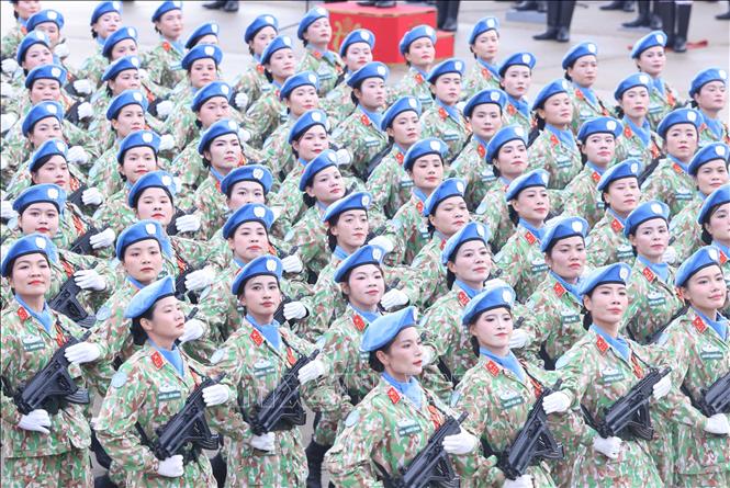 Khối nữ Gìn giữ hòa bình Việt Nam diễu qua Lễ đài. Ảnh: Thống Nhất - TTXVN