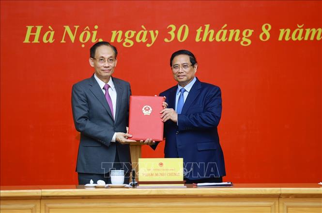 Thủ tướng Phạm Minh Chính trao Quyết định bổ nhiệm đồng chí Lê Hoài Trung, Bí thư Trung ương Đảng, nguyên Chánh Văn phòng Trung ương Đảng giữ chức Quyền Bộ trưởng Bộ ngoại giao. Ảnh: Dương Giang– TTXVN
