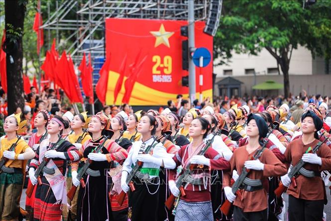 Lực lượng diễu binh, diễu hành đi qua đường Văn Cao. Ảnh: Hoàng Hiếu - TTXVN