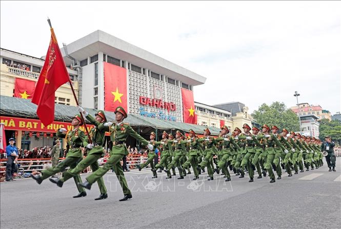 Khối nam sĩ quan Cảnh sát nhân dân diễu binh qua đường Lê Duẩn, đoạn ga Hà Nội. Ảnh: Trần Việt - TTXVN