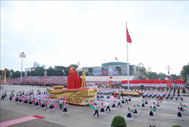 Xe rước chân dung Chủ tịch Hồ Chí Minh. Ảnh: Phương Hoa-TTXVN