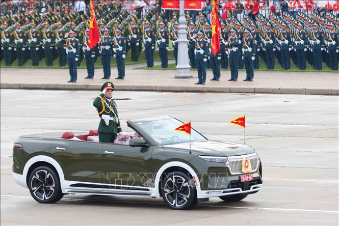 Xe Chỉ huy, xe Tổ Quân kỳ toàn quân do Thượng tướng Nguyễn Hồng Thái, Ủy viên Trung ương Đảng, Thứ trưởng Bộ Quốc phòng chỉ huy dẫn đầu. Ảnh: Phương Hoa - TTXVN