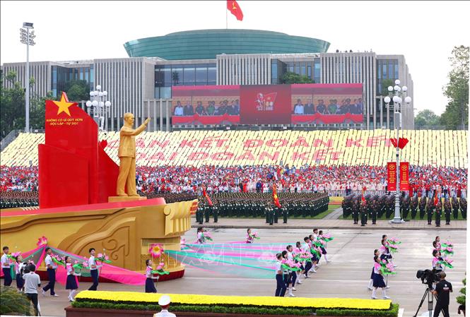 Xe rước chân dung Chủ tịch Hồ Chí Minh diễu hành qua Lễ đài. Ảnh: Phương Hoa - TTXVN