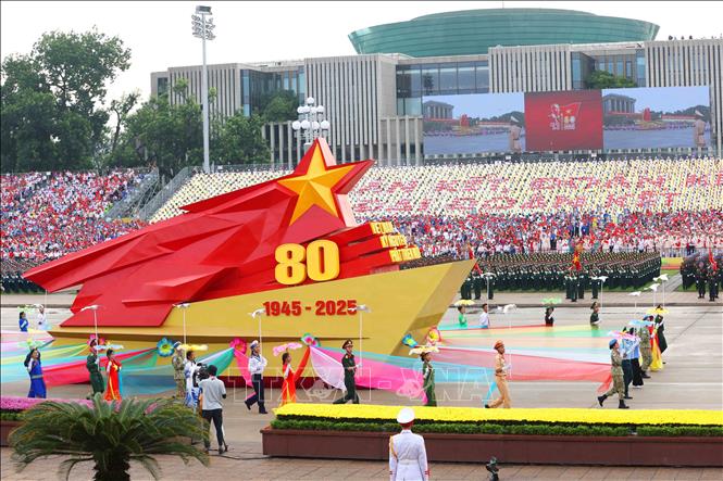Xe mô hình Quốc huy nước Cộng hòa xã hội chủ nghĩa Việt Nam đi đầu khối diễu binh, diễu hành. Ảnh: Phương Hoa - TTXVN