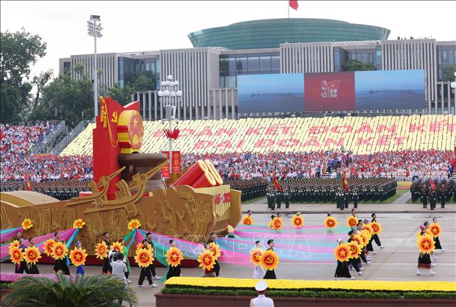 Xe mô hình Quốc huy nước Cộng hòa xã hội chủ nghĩa Việt Nam đi đầu khối diễu binh, diễu hành. Ảnh: Phương Hoa - TTXVN