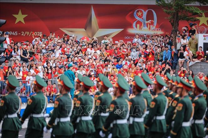 Người dân trên phố Liễu Giai đón chào đoàn diễu binh, diễu hành. Ảnh: Hoàng Hiếu - TTXVN