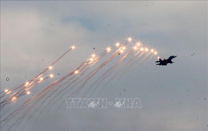 Màn trình diễn phun bẫy nhiệt của máy bay tiêm kích Su-30MK2 trên bầu trời Hà Nội. Ảnh: Trọng Đức - TTXVN