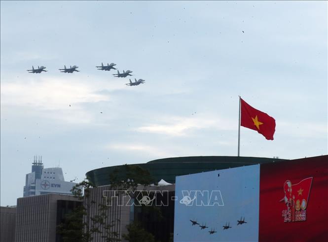 Màn trình diễn của biên đội 5 máy bay tiêm kích Su-30MK2 qua khu vực Quảng trường Ba Đình. Ảnh: Trọng Đức - TTXVN