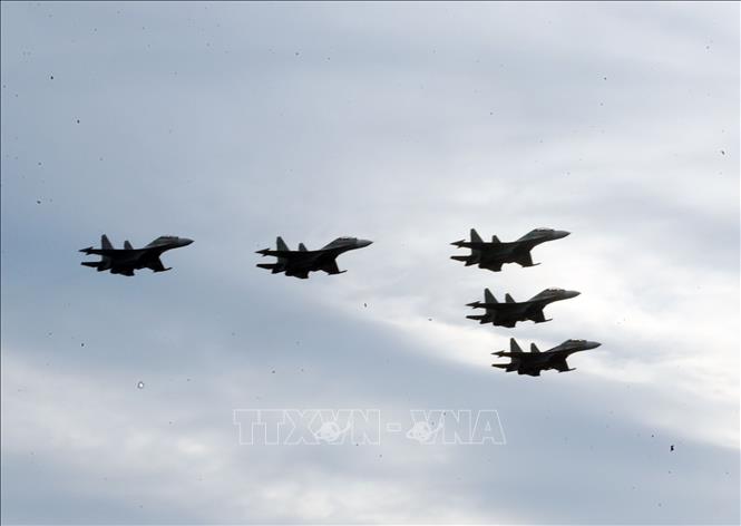 Màn trình diễn của biên đội 5 máy bay tiêm kích Su-30MK2 trên bầu trời Hà Nội. Ảnh: Trọng Đức - TTXVN