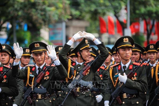 Chiến sĩ tham gia lễ diễu binh, diễu hành chào người dân. Ảnh: Hoàng Hiếu - TTXVN