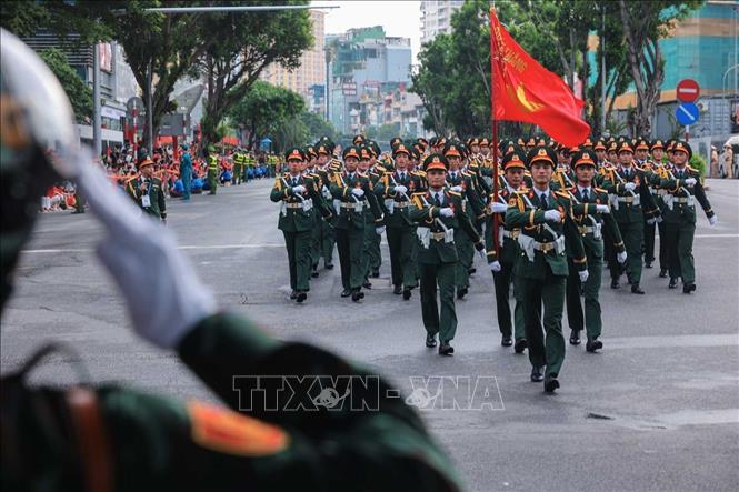 Lực lượng diễu binh, diễu hành đi qua phố Kim Mã. Ảnh: Hoàng Hiếu - TTXVN