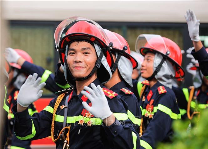 Chiến sĩ khối Phòng cháy chữa cháy và cứu nạn cứu hộ tham gia lễ diễu binh, diễu hành chào người dân. Ảnh: Hoàng Hiếu - TTXVN