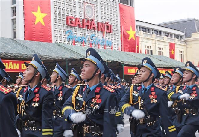 Đoàn diễu binh, diễu hành trên đường Lê Duẩn. Ảnh: Trần Việt - TTXVN