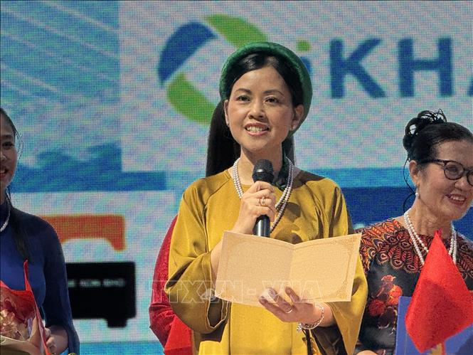 Bà Nguyễn Thị Liên, Chủ nhiệm Câu lạc bộ Di sản Áo dài Việt Nam tại Malaysia phát biểu tại sự kiện.
Ảnh: Viên Luyến – PV TTXVN tại Malaysia
