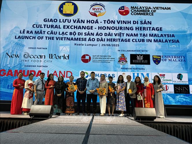Hiệp hội Hữu nghị Malaysia – Việt Nam chụp ảnh tại sự kiện.
Ảnh: Viên Luyến – PV TTXVN tại Malaysia
