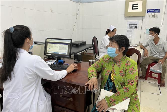 Đăng ký khám chữa bệnh qua cây Ki-ốt tự động giúp công tác tiếp nhận bệnh nhân trở nên nhanh gọn, minh bạch. Ảnh: Đức Hạnh - TTXVN 