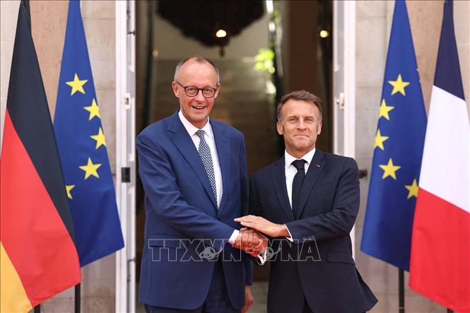 Tổng thống Pháp Emmanuel Macron (phải) và Thủ tướng Đức Friedrich Merz (trái) trong cuộc gặp tại thành phố Toulon, Đông Nam Pháp ngày 29/8/2025. Ảnh: Reuters/TTXVN