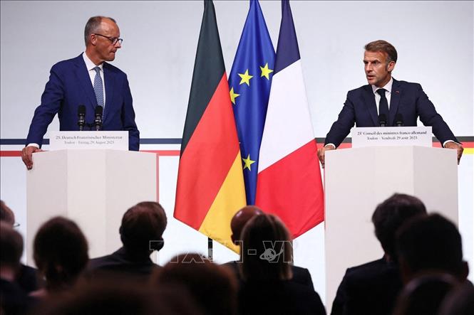 Tổng thống Pháp Emmanuel Macron (phải) và Thủ tướng Đức Friedrich Merz (trái) trong cuộc họp báo chung tại thành phố Toulon, Đông Nam Pháp ngày 29/8/2025. Ảnh: english.alarabiya.net/TTXVN