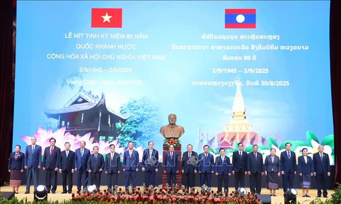Các lãnh đạo và cựu lãnh đạo cấp cao Đảng, Nhà nước Lào chụp ảnh kỷ niệm cùng Đại sứ Việt Nam tại Lào. Ảnh: Xuân Tú - PV TTXVN tại Lào