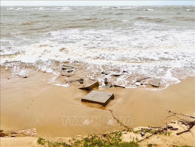 Nhiều hồ tôm của người dân ở thôn Thanh Xuân, xã Bắc Trạch đã bị nước biển cuốn trôi. Ảnh: Nguyên Linh-TTXVN
