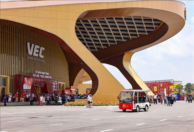 Xe điện đưa khách tham quan di chuyển trong triển lãm. Ảnh: Thanh Tùng - TTXVN
