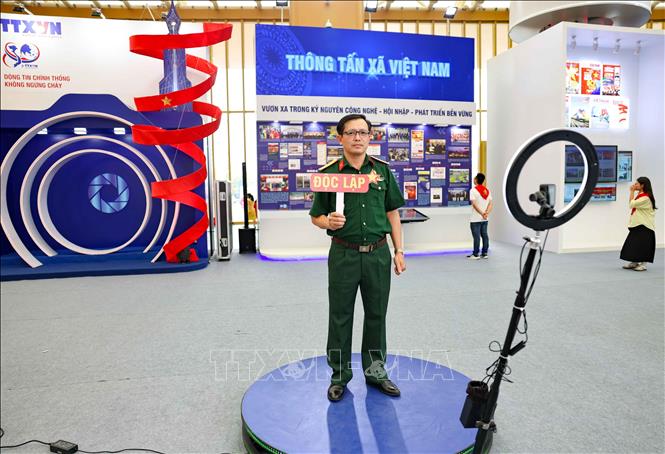Khu trưng bày của Thông tấn xã Việt Nam mang tới nhiều trải nghiệm cho khách tham quan. Ảnh: Thanh Tùng - TTXVN 