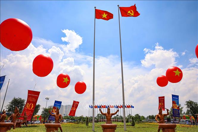 Trung tâm Triển lãm quốc gia được trang trí rực rỡ. Ảnh: Thanh Tùng - TTXVN