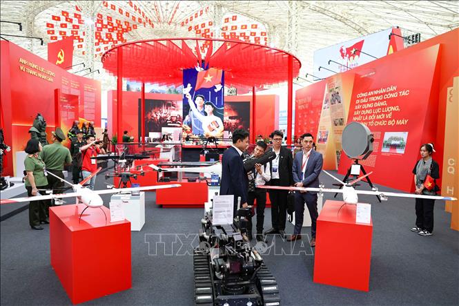 Khách tham quan không gian trưng bày của Bộ Công an. Ảnh: Thanh Tùng - TTXVN